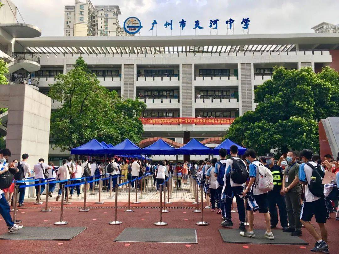 高考日,天河中学考场送考现场一片"红火"!