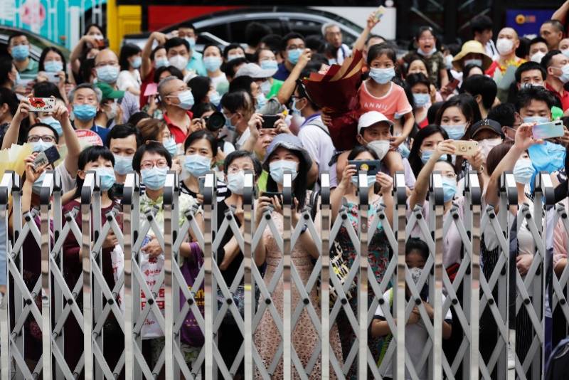 记者|直击广州各中学高考结束瞬间，鲜花、拥抱、爸爸妈妈的吻！