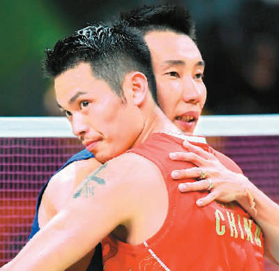 2016年8月19日,林丹(前)和李宗伟在里约奥运会羽毛球男子单打半决赛后
