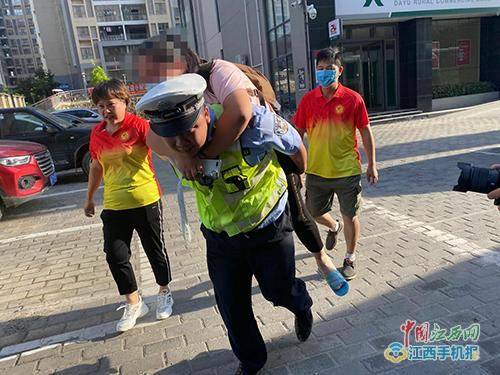 大余2020高考江西排名_暖新闻·江西2020大余县一考生临考崴到脚民警背赴考