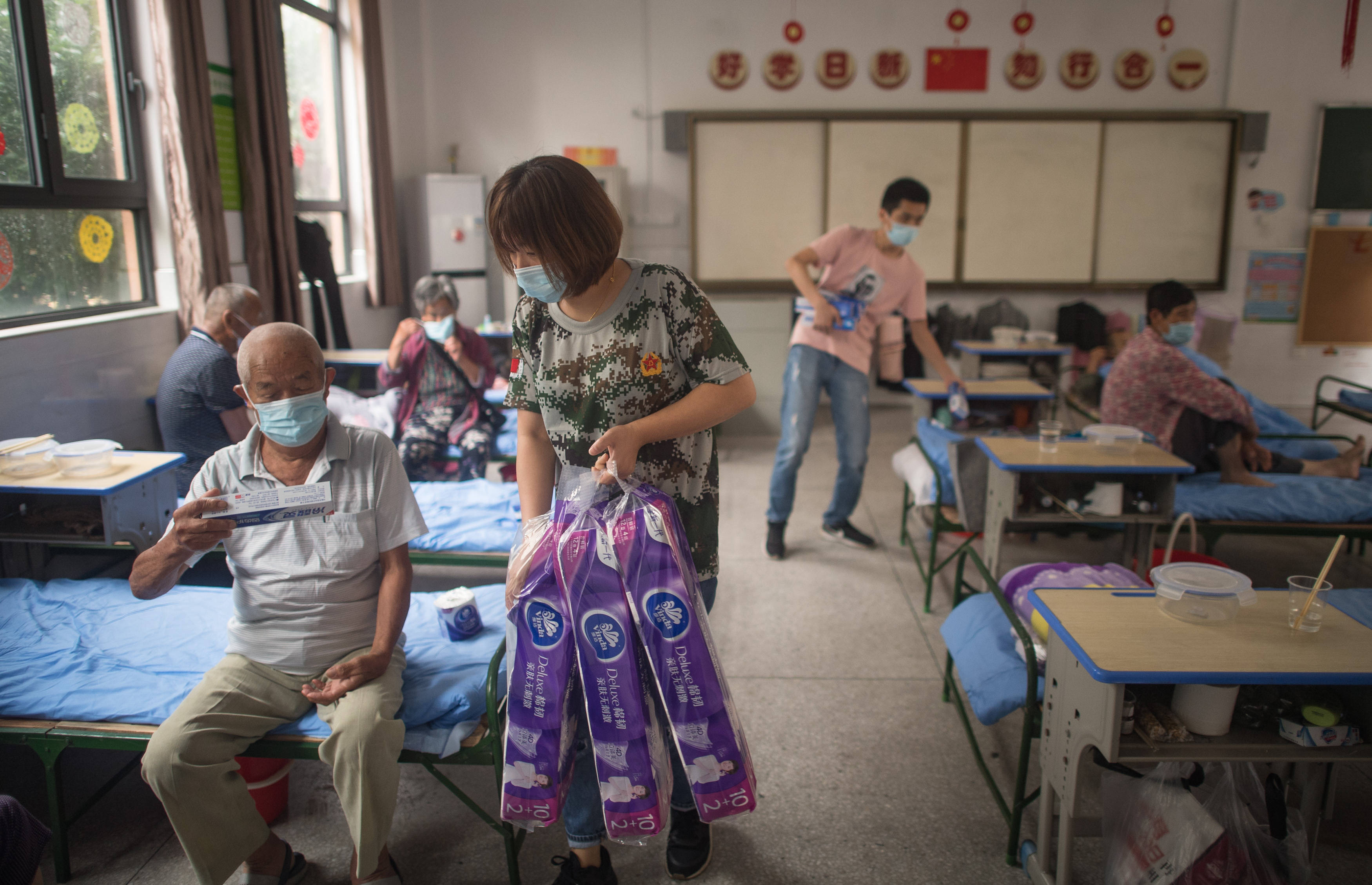 武汉|为人民生命安全撑起“安全伞”——湖北紧急转移安置受灾群众速写