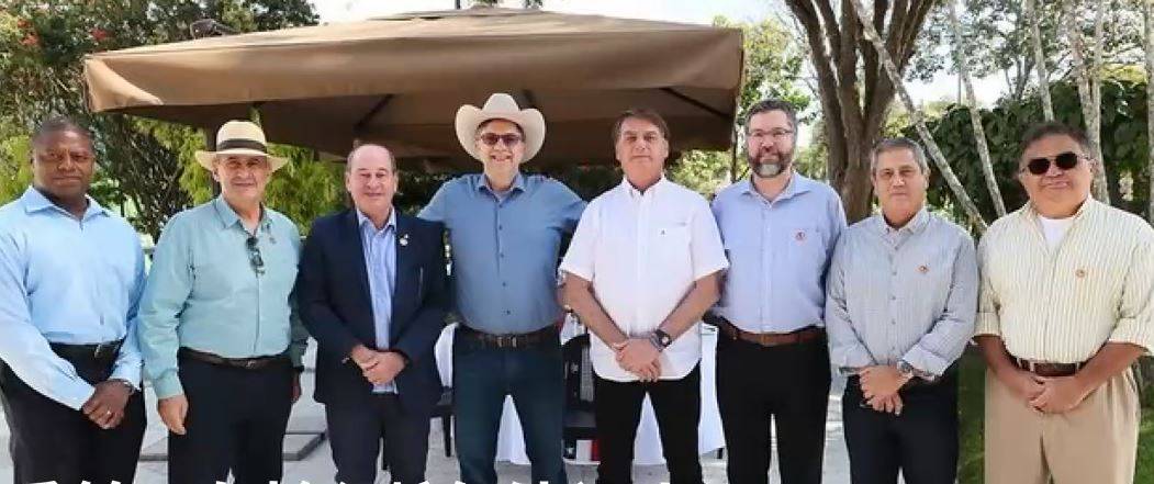 氯喹|确诊后，他当众摘口罩