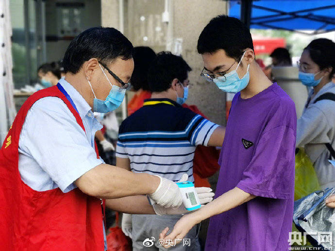 赵家慧|高考第二日，安徽歙县综合、外语科目考试正常开考