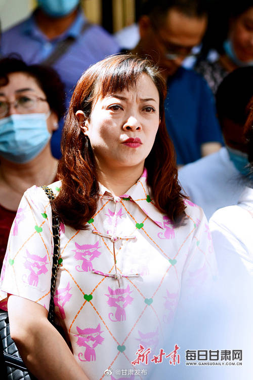 旗袍|穿旗袍、拉横幅、送拥抱……“花式”送考只为给你力量与好运