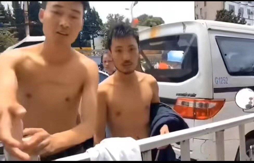 虹山湖|安顺公交车坠湖，90后张小康、王勇出援手救人