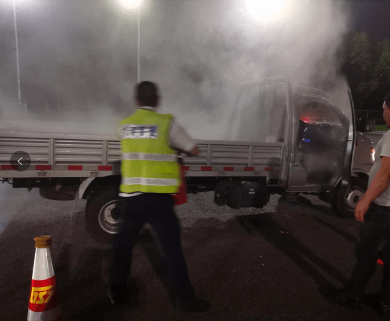 司机|疑因一颗丢弃的烟头，小货车在高速公路收费站排队时起火