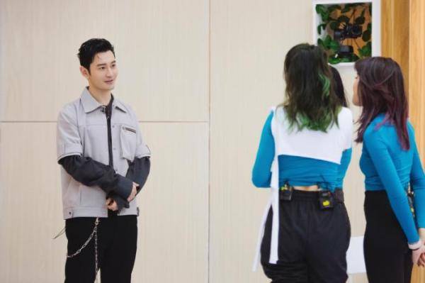 热播|《乘风破浪的姐姐》热播黄晓明送沙袋成“气氛担当”