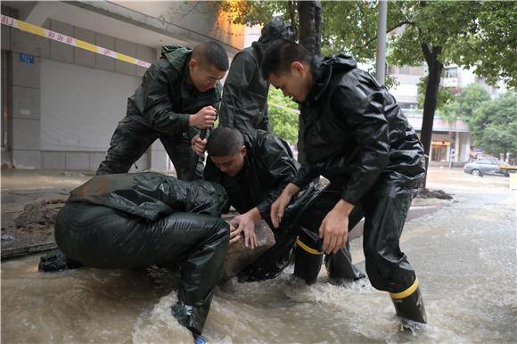 通讯员|黔江暴雨持续4小时，“乘风破浪”的武警小哥来了！
