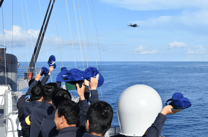 日本|美军双航母演习后赖在南海不走 又带着日本自卫队舰船演练