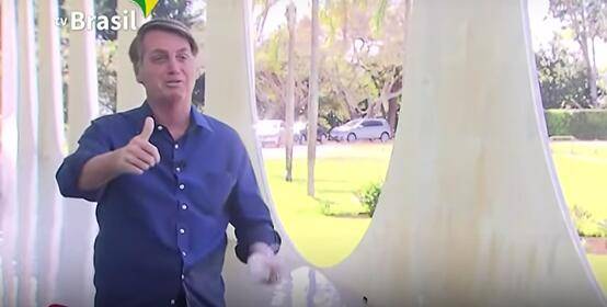 巴西|博索纳罗采访时自曝阳性，接着当着记者面摘下口罩：让你们看看我的脸，我很好
