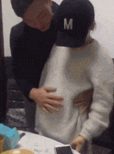 搞笑GIF:这年头当个伴娘也太不容易了,姑娘以后长点心吧!