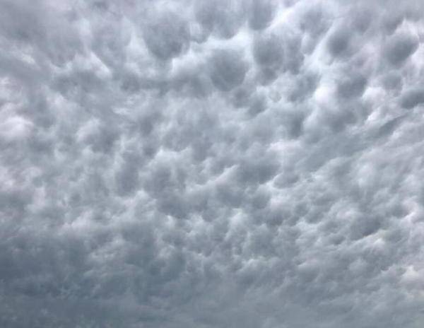 前兆|日本东京等地上空突现“怪云” 或为天气剧变前兆