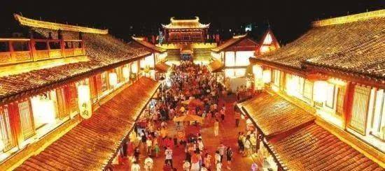 江南宋城夜景 | 摄影:斑点赣南近期,杭州宋城演艺发展有限公司把赣州