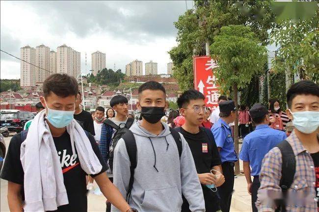 护航高考助力金榜题名通海交警一路同行
