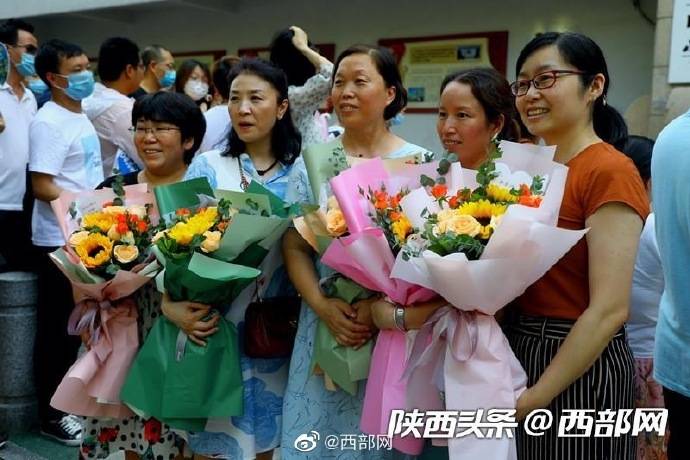 考场|高考结束考生飞奔出考场迎接美好未来