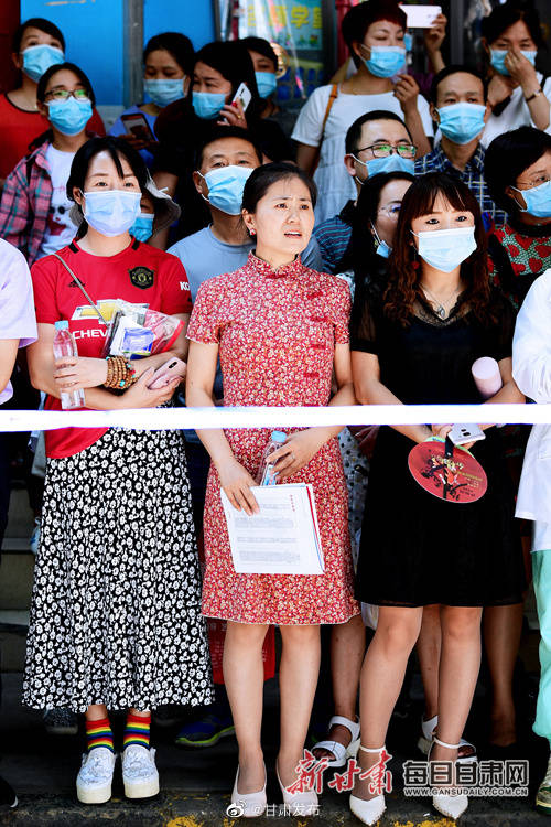 旗袍|穿旗袍、拉横幅、送拥抱……“花式”送考只为给你力量与好运