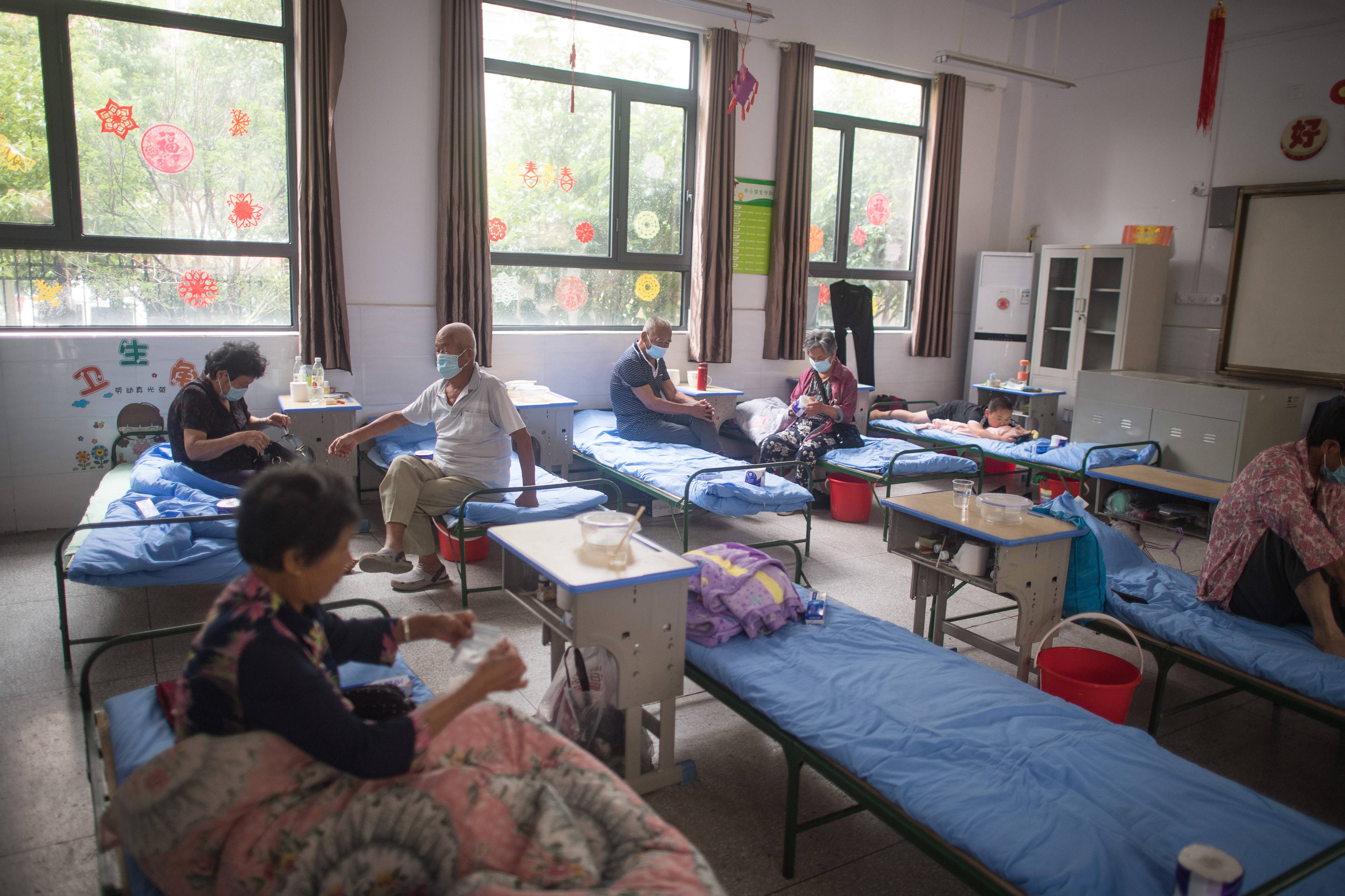 武汉|为人民生命安全撑起“安全伞”——湖北紧急转移安置受灾群众速写