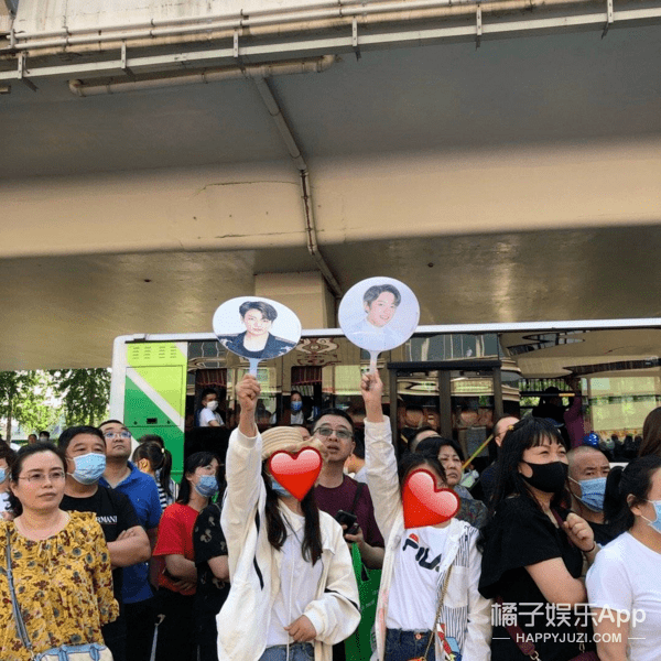 数完|高考高能现场！家长带王一博立牌陪考，考生数完天坛砖还得再约金字塔