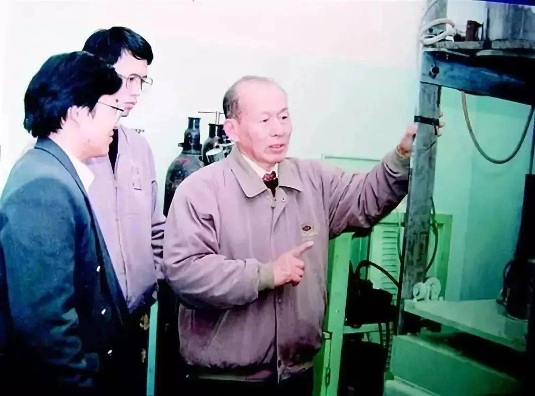 崔崑|95岁院士又拿出400万助学，累计捐上千万元，一件衬衣却穿30年