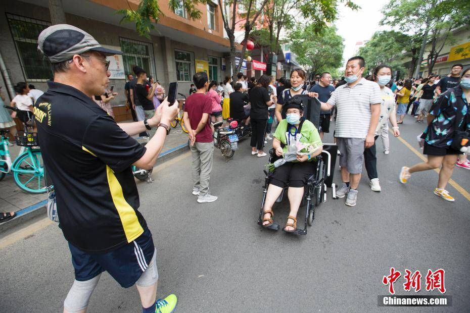 考试|2020年全国高考 考生结束考试走出考场