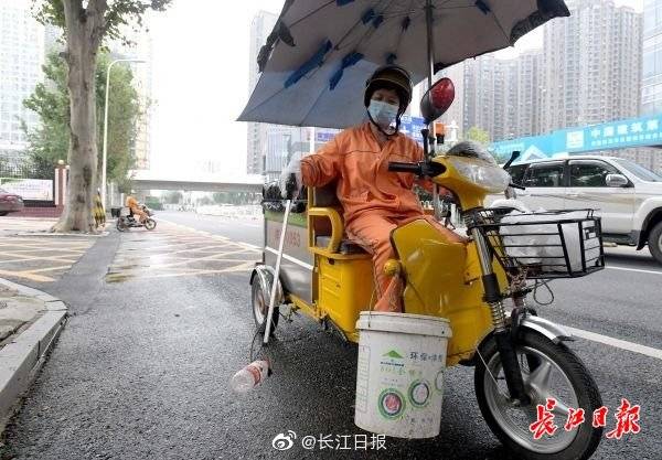 武汉|考场外家长散去几乎地面无垃圾，武汉环卫工：清扫工作变成了扫落叶