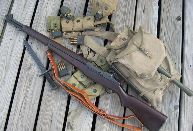 二战时期的狙击步枪基本都是从普通步枪里挑选优质品来改进的,机构