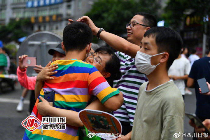 高考|我！们！考！完！了！高考结束考生冲出考场的瞬间