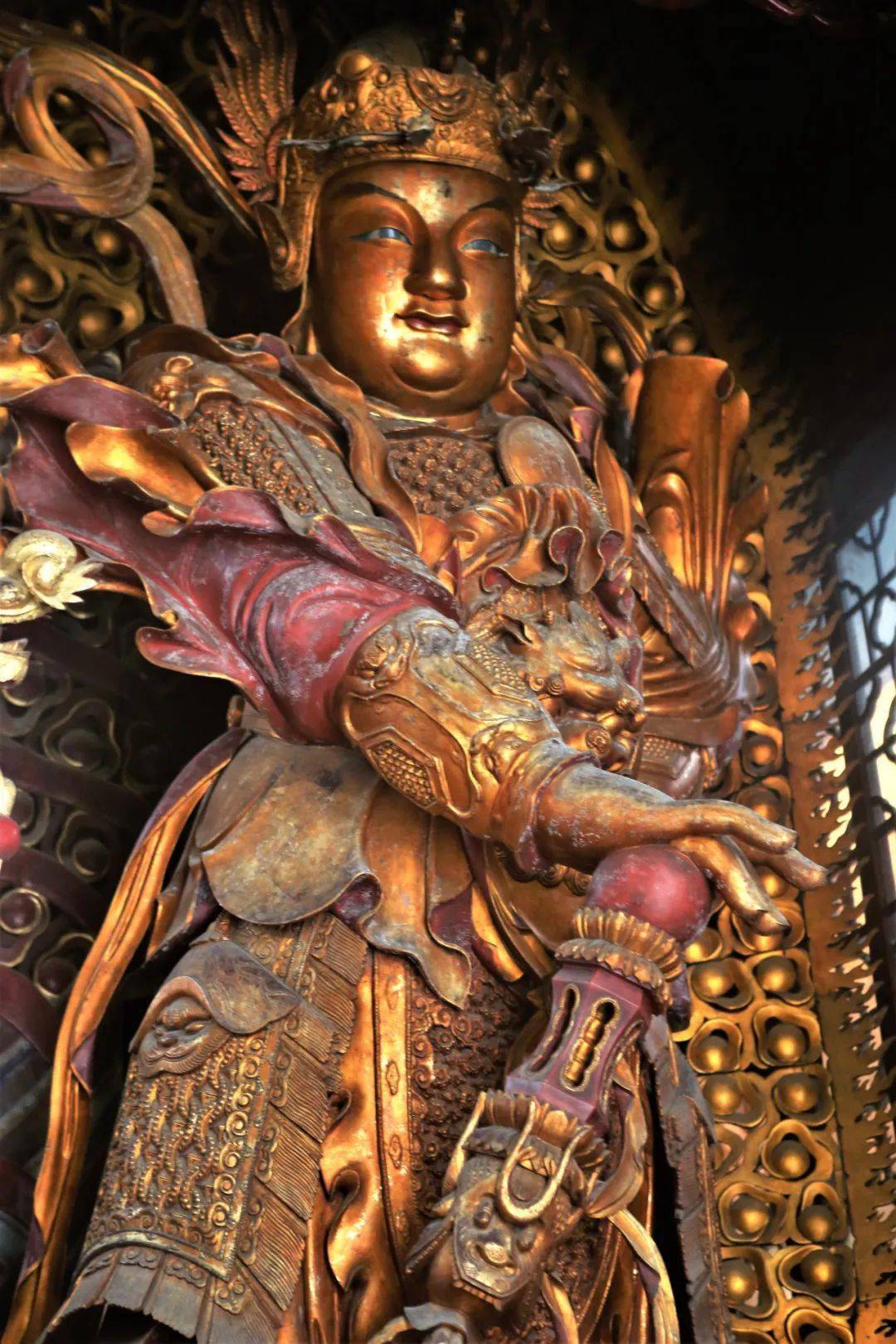 韦驮天将 菩萨化身 拥护佛法誓弘深 宝杵镇魔军 功德难伦 祈祷副群心