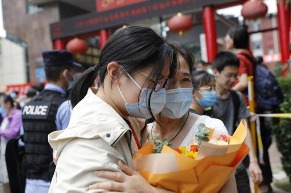 宁舟浩|高考最后一日 鲜花、拥抱、笑脸迎接考生归来