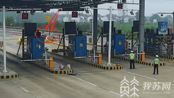 心虚！俩男子收费站前换座位 结果二人双双被罚