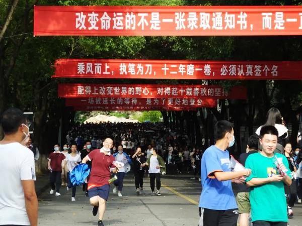 高考|?高考结束！开心到“劈叉”！