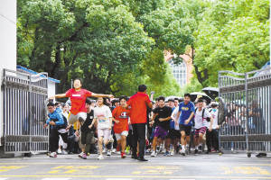 罗子欣|长沙考生健美操“一字马”动作庆祝高考结束