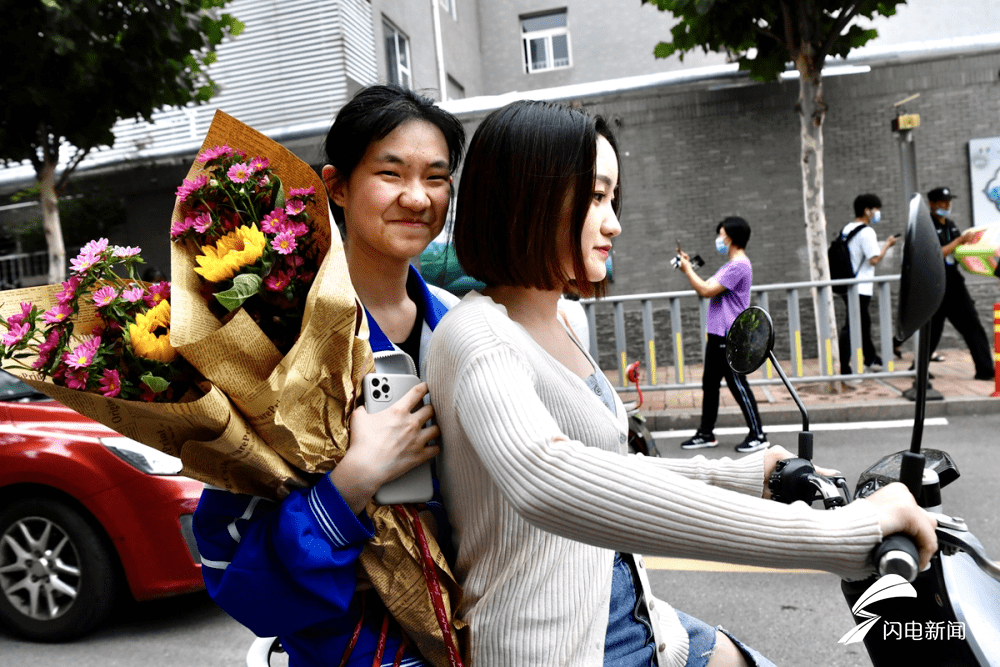 鲜花|影像力丨定格高考结束瞬间，鲜花、拥抱、还有妈妈的吻……