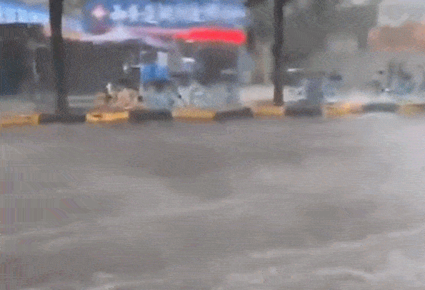 西安突发暴雨 造成多处地段严重积水