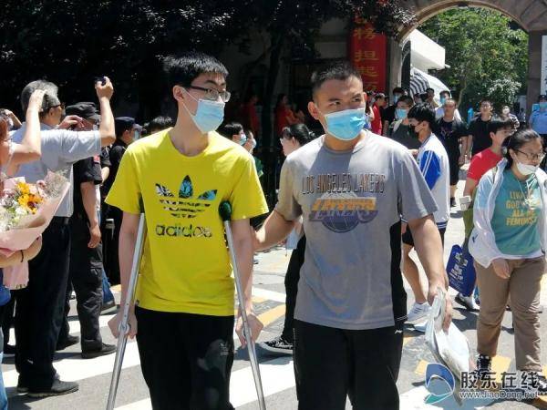 烟台|终于考完了！烟台考场外这一幕看着看着就忍不住了……