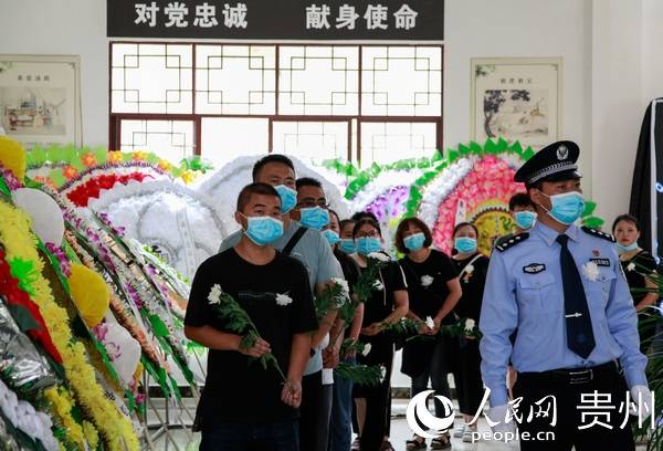 追悼会现场,当地群众为为李岭送行.李宇 摄