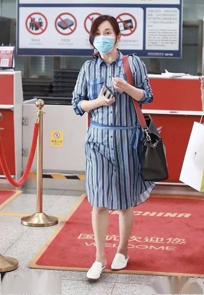陈松伶穿了一条衬衫裙走机场,她这样看起来实在是太胖了吧.