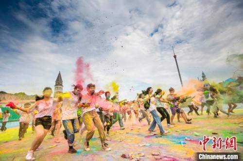 可可|湖南万名高考生“彩虹跑”庆祝毕业