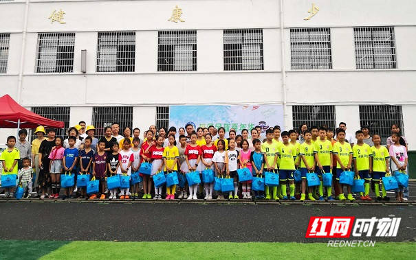 邵阳|邵阳：这所小学足球玩得溜 成就农村孩子快乐人生