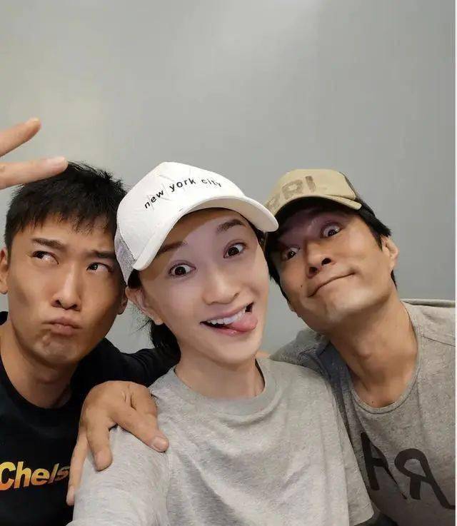 同龄人|李小冉的确是44岁,但素颜太清纯了,衬得同龄人好老!