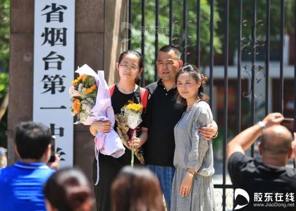 烟台|终于考完了！烟台考场外这一幕看着看着就忍不住了……