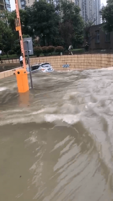 管委会称南昌“两小区互相排水”系误会，雨后排水不畅有车被淹