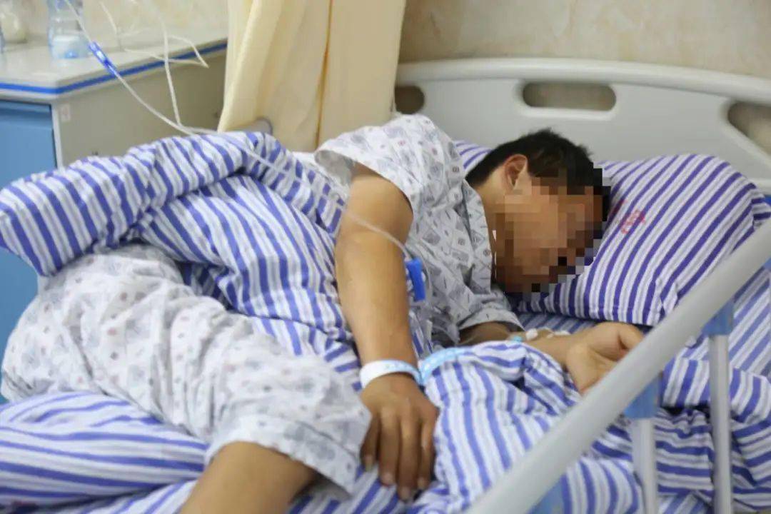 男子情况好转经查，男子是糖尿病酮症酸中毒引起的昏迷，在医院急诊室的