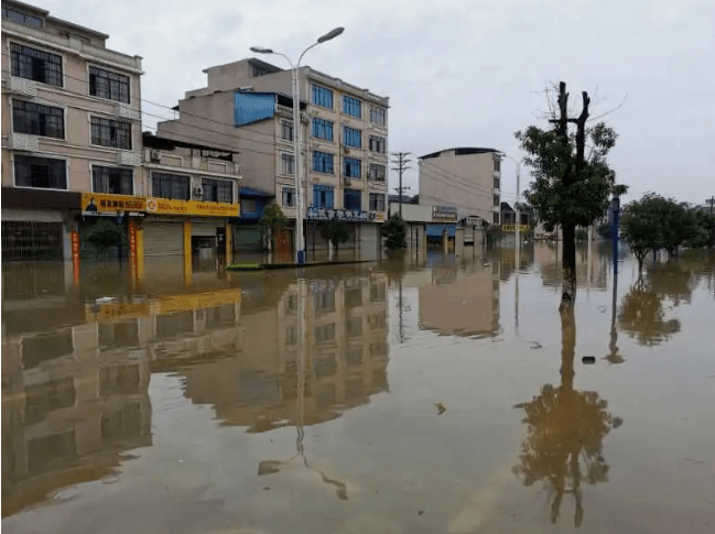 暴雨侵城!融水一小孩看洪水不慎落水?消防人员紧急搜救