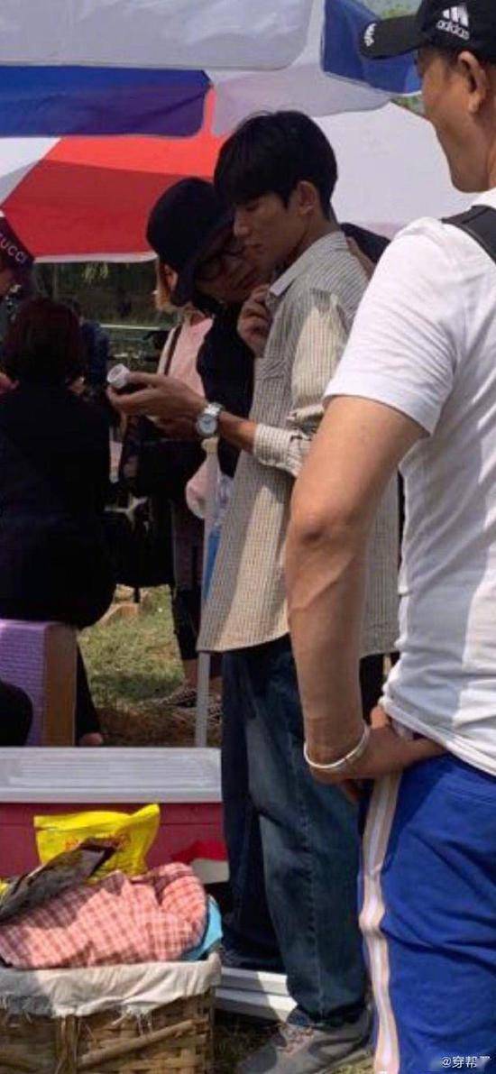 色差|拍戏晒黑?王源晒照胳膊色差明显 长臂吸睛