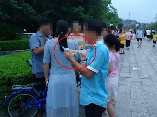 景观|太危险！一男子在县城沿江风光带摘景观桃子