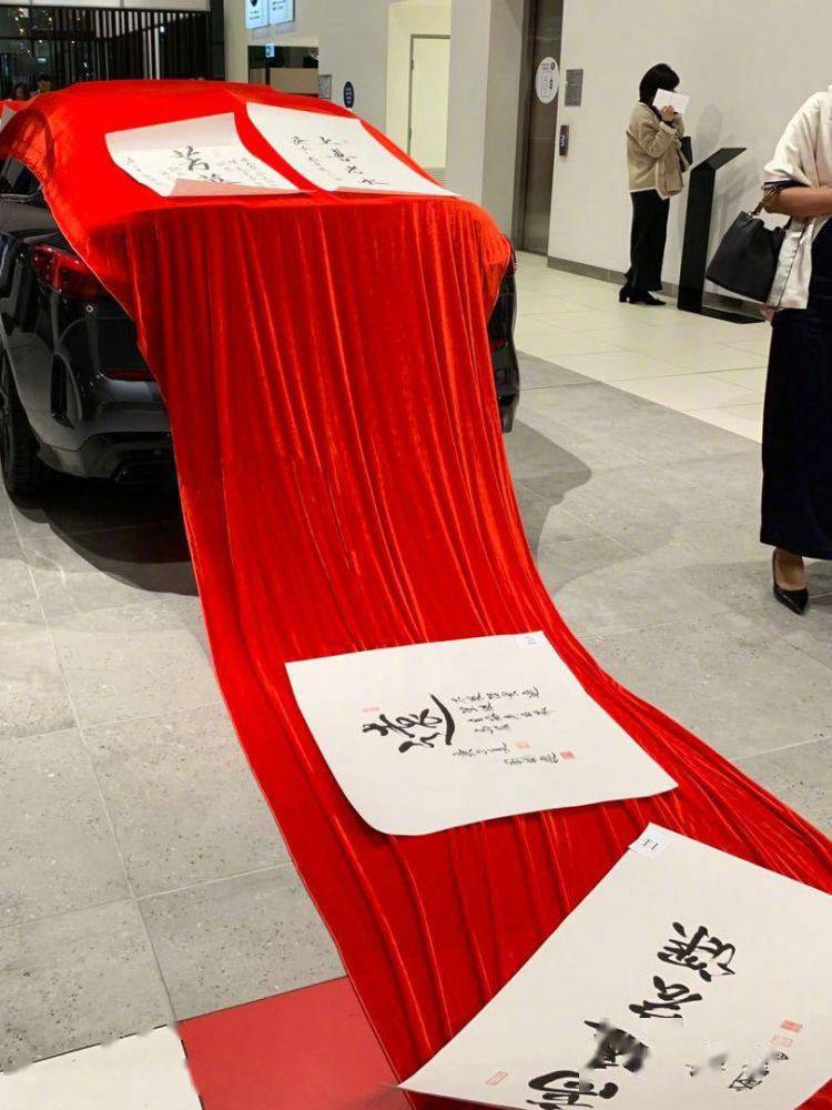 书法展|刘晓庆举办书法展，胸前超大翡翠抢镜，天价珠宝多到戴不完