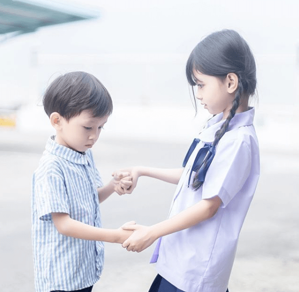 Onew|泰国6岁小萝莉凭借一组照片火爆ins，网友直呼：又来骗我们生女儿！