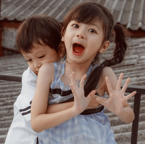 Onew|泰国6岁小萝莉凭借一组照片火爆ins，网友直呼：又来骗我们生女儿！