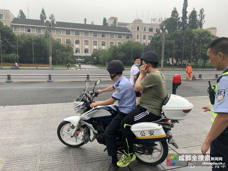 成都中考生考前"迷路 民警驾警摩火速送达